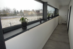 Šedý parapet s osvětlením dekor břidlice vyrobená na míru