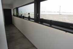 Detail foto šedý parapet s osvětlením dekor břidlice vyrobená na míru