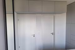 Šedé skřínky nad dveře s bezúchytkovým otevíráním