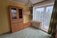 Bukový nábytek do pokoje buková prosklená skříň