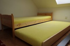 pristylka-pod-postel-smrk-scaled