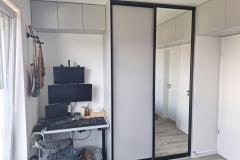 Černo šedá vestavěná skříň s posuvnými dveřmi