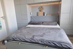 Postel s opěrným čelem a led s výklopnými rošty šedá