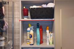 Šedý policový regál na WC