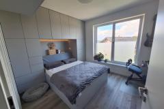 Šedá ložnice lamino postel a šedé čalounění postel s vyklápěcími rošty