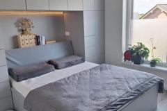 Šedá postel s opěrným čelem šedé čalounění