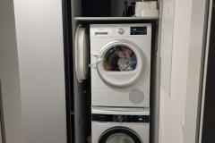 Šedá posuvná vestavěná skříň na sušičku a pračku