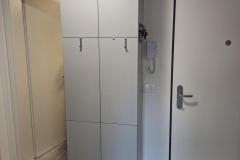 Šedá skříň s bezúchytkovým otevíráním na boty