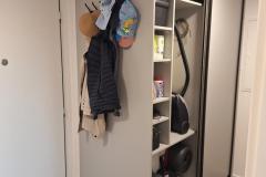 Šedá skříň s věšáky vestavěná posuvná