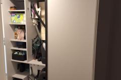 Šedá vestavěná skříň na kotel