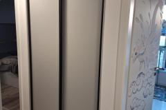 Šedá vestavěná skříň s posuvnými dveřmi na boty