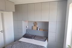 Šedé skřínky nad postel s bezúchytkovým otevíráním