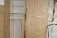 Dubová šatní skříň s bezúchytkovým otevíráním lamino dekor dřeva