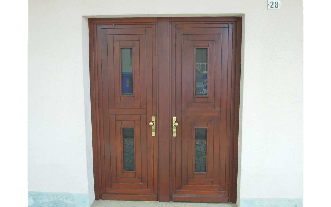 Dřevěné vchodové dveře se zárubní na míru – kompletní a funkční řešení