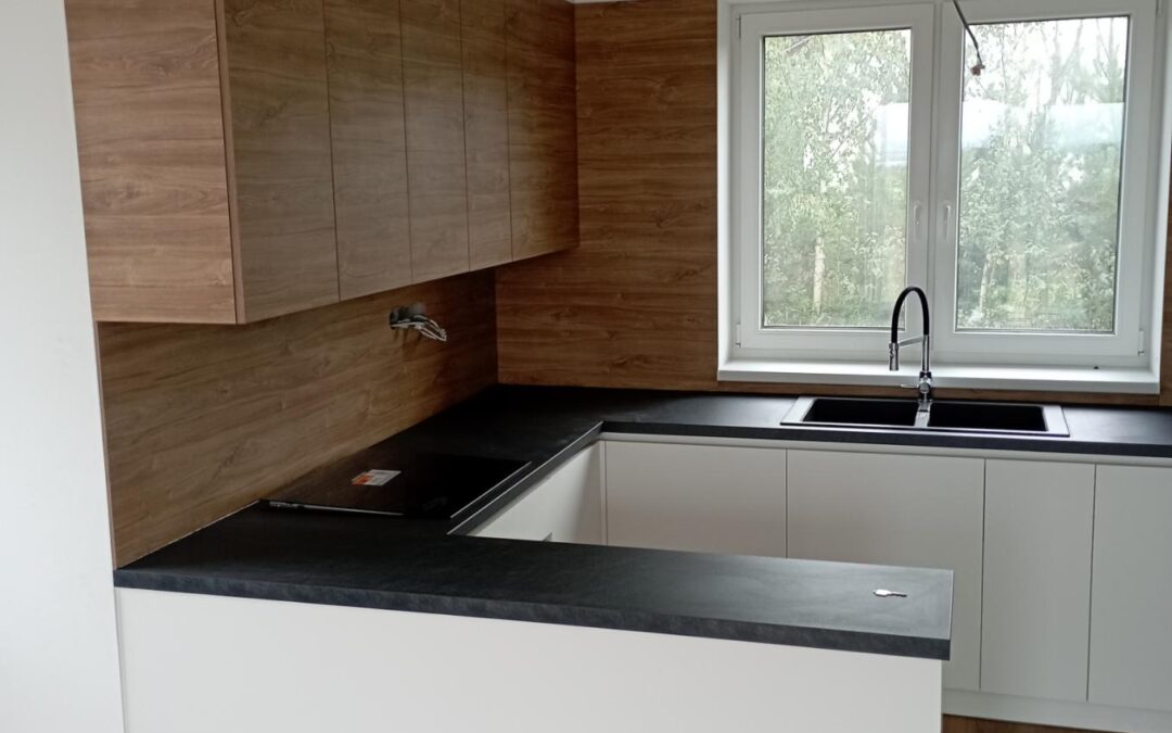 Bílo hnědá kuchyň do U