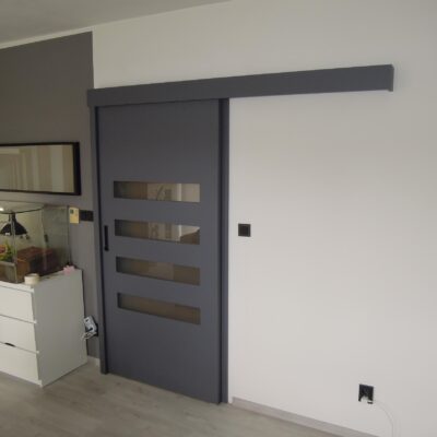 Bezfalcové posuvné šedé dveře s magnetickým zámkem