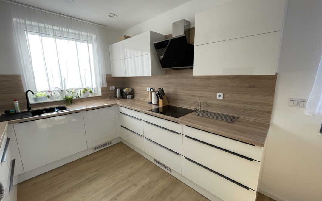 Bílá kuchyň s dřevěnou deskou