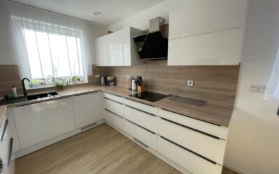 Bílá kuchyň s dřevěnou deskou