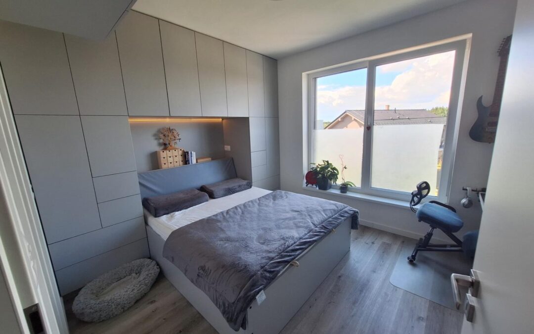 Realizace šedého nábytku na míru do interiéru